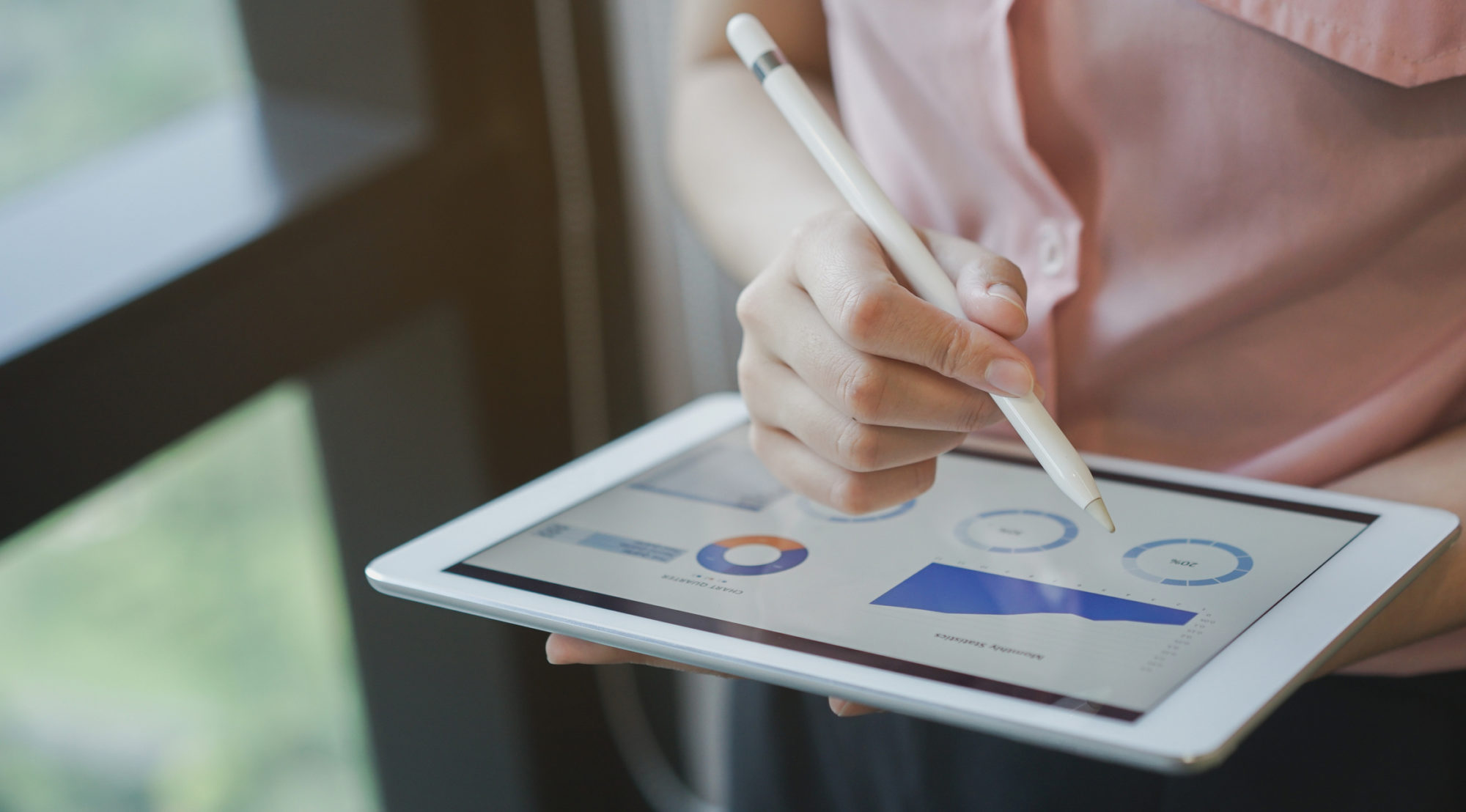 close up on businesswoman manager hand using stylus pen for writing or comment on screen dashboard tablet in meeting situation about company’s performance , technology and business strategy concept